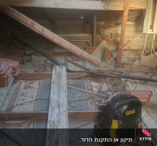 תיק כלים על רצפת עץ בעליית גג עם קרני שמש חודרות